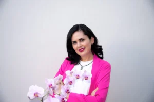 Adriana Guadalupe Pérez Rodríguez presenta su primer libro: "A flor de piel: Sanando tus heridas interiores"