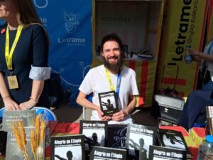 Sant Jordi 2025: Iñaki Alegría Coll emocionó a los lectores con su obra en la parada de la Editorial Letrame