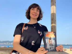 Ester Álvarez Guillén desafía los límites del género con una novela que conmueve y transforma