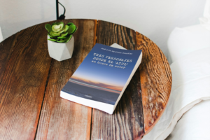 José Luis Aguilera González reflexiona sobre la vida y la eternidad en su nueva obra “Tres personajes desde el azul en busca de autor”