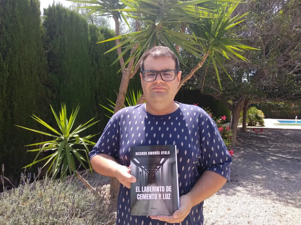 Ricardo Amorós Ayala irrumpe en la narrativa española con un debut que eriza la piel