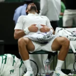 Djokovic sufrió una indisposición en su estreno en Wimbledon, pero se recuperó y ganó: “Los médicos me dieron unas píldoras milagrosas”