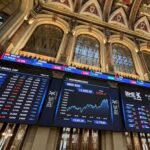 El euro cae de los 1,15 dólares y el Ibex toca máximos de 2008 con el impulso de los resultados