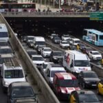 Varias protestas de trabajadores del metal en huelga colapsan los accesos viarios a Barcelona