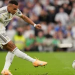 Polémica por el milimétrico fuera de juego por el que anularon el primer gol a Mbappé en el Clásico