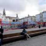 Grafitis, protesta y declaraciones de amor: un muro en mitad de una plaza invita a la reflexión en Vitoria