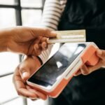 Más de la mitad de los españoles ya no paga en efectivo a diario