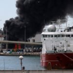 Un incendio en la terminal de ferris del puerto de Barcelona provoca una intensa humareda