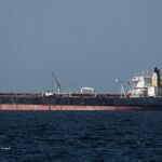 El petróleo se dispara y cotiza por encima de los 100 dólares el barril, tras ganar un 44% desde que empezó la contienda