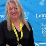 Sant Jordi celebra la amistad y la aventura: Juliet López conquista a los lectores con “Maletas, copas y promesas”