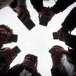 Así mantienen las redes sociales enganchados a los alumnos: Notificaciones en horario escolar y adolescentes a sueldo