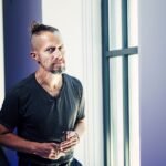 Graham Burnett, historiador: “Los bares en España funcionan como un santuario contra las redes sociales”
